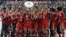 Bayern_lift_Bundesliga_trophy