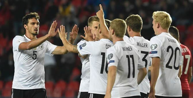 Mats Hummels' late header keeps Germany perfect in qualifying