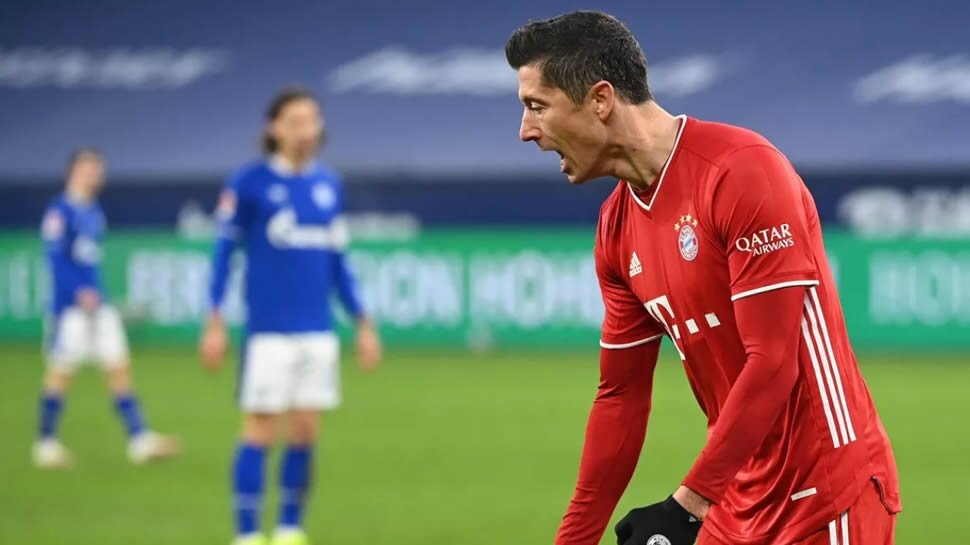 Bayern crush Schalke 4-0 to go seven points clear