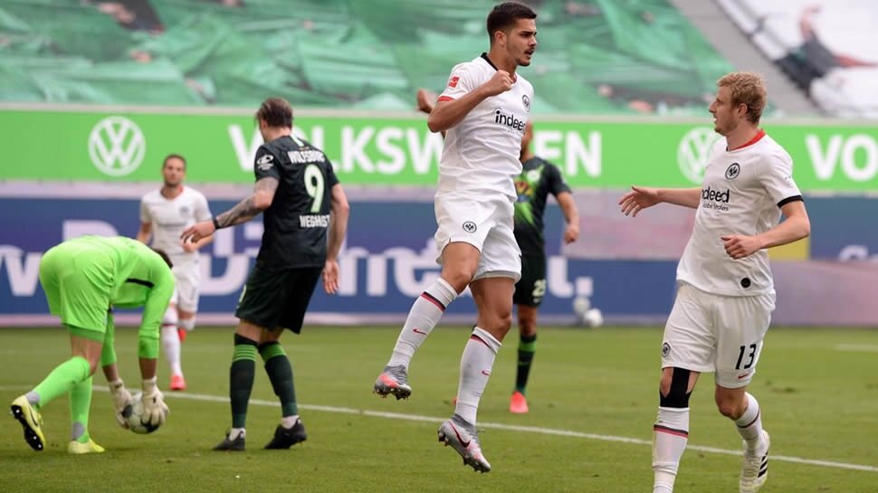 Ten-man Frankfurt claim big win away at Wolfsburg